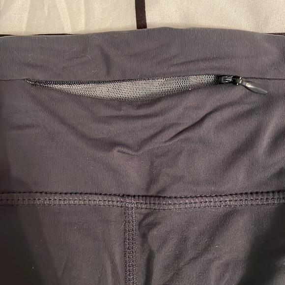 Women’s cropped athletic leggings size small - Picture 3 of 5